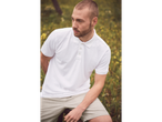 Modelo masculino com polo branco e shorts bege em um campo.