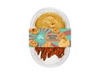 Пакетче с претцели и сос от сирене, с надпис 'Pretzel Bites with Nacho Cheese Dip'