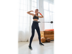Mulher com sutiã desportivo e leggings Crivit a usar um bambolê inteligente.