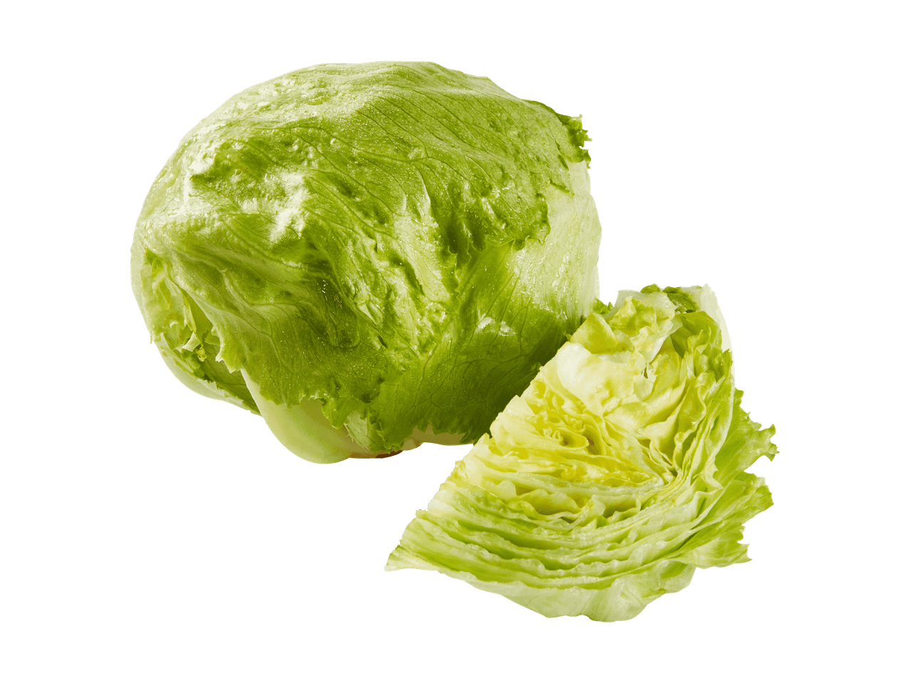 Laitue iceberg entière et coupée en quartiers sur fond noir.