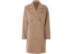 Cappotto doppiopetto color cammello in camoscio con bottoni marroni.