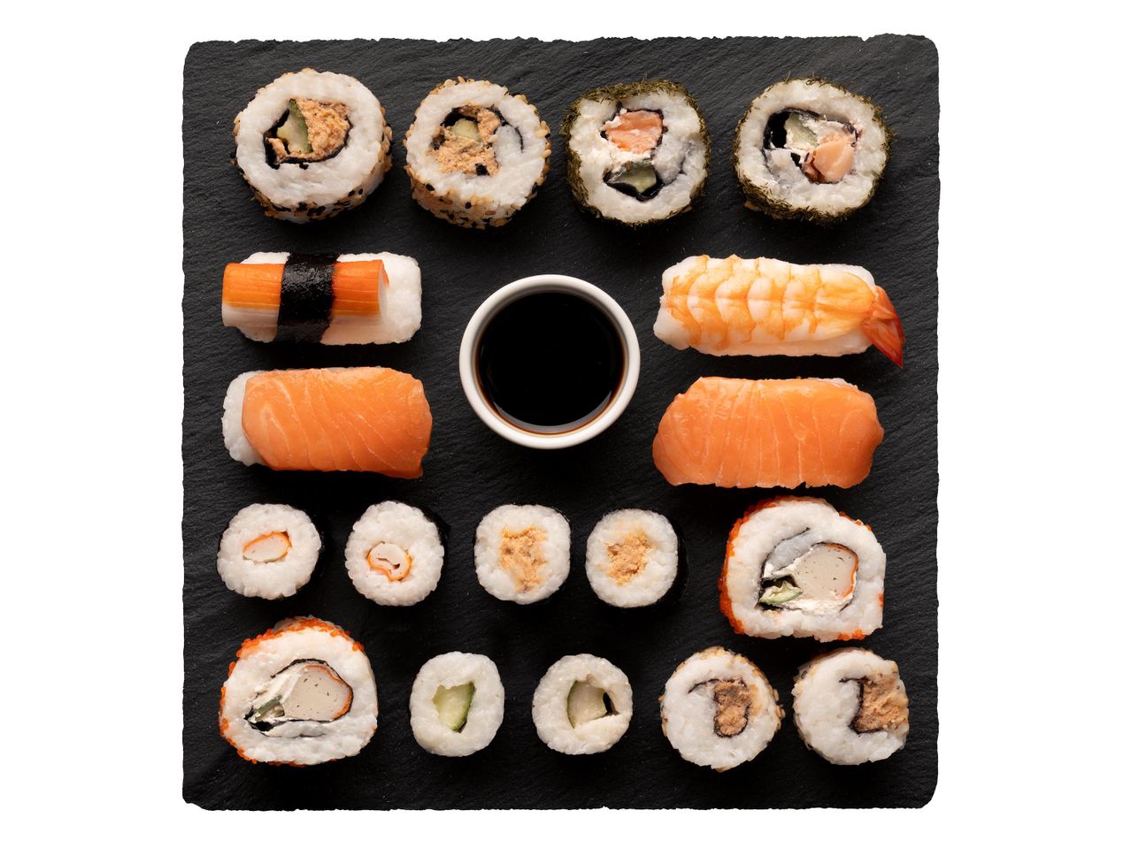 Szusi szett: lazac nigiri, maki tekercsek és szójaszósz.