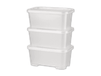 Drei weiße Plastik-Aufbewahrungsboxen stapeln sich übereinander.