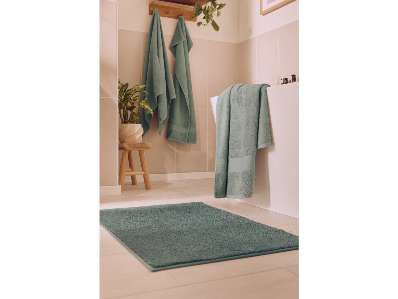 Livarno Home mėtų žalios spalvos rankšluosčiai moderniame vonios kambaryje
