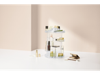 Organizador de maquiagem com vários produtos de beleza.