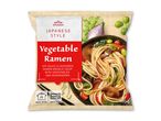 Vegetabilsk ramen nudelsuppe med sojasauce, grøntsager og svampe, japansk stil.