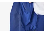 Casaco de fato azul com botão e forro, usado sobre uma camisa branca.