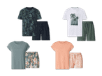 Vier Sets aus T-Shirts und Shorts, zwei davon mit tropischen Mustern und zwei einfarbig.