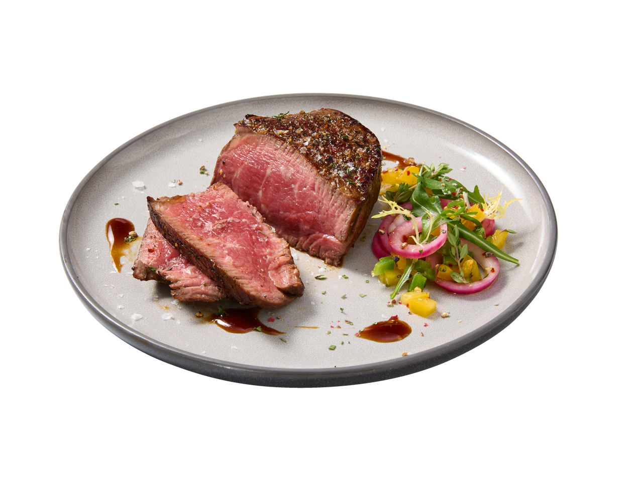 Filete de vaca em crosta de especiarias com salada de vegetais frescos