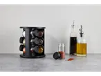 Suport de condimente cu condimente, ulei de măsline și oțet balsamic pe un blat.