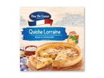 Quiche Lorraine med bacon og Emmentaler på en træplade, med en skål creme fraiche.