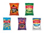 Fem forskellige poser med Tafjel chips i forskellige varianter: Tortilla, Dild, Super Snacks, Grilled Chicken og Havsalt.
