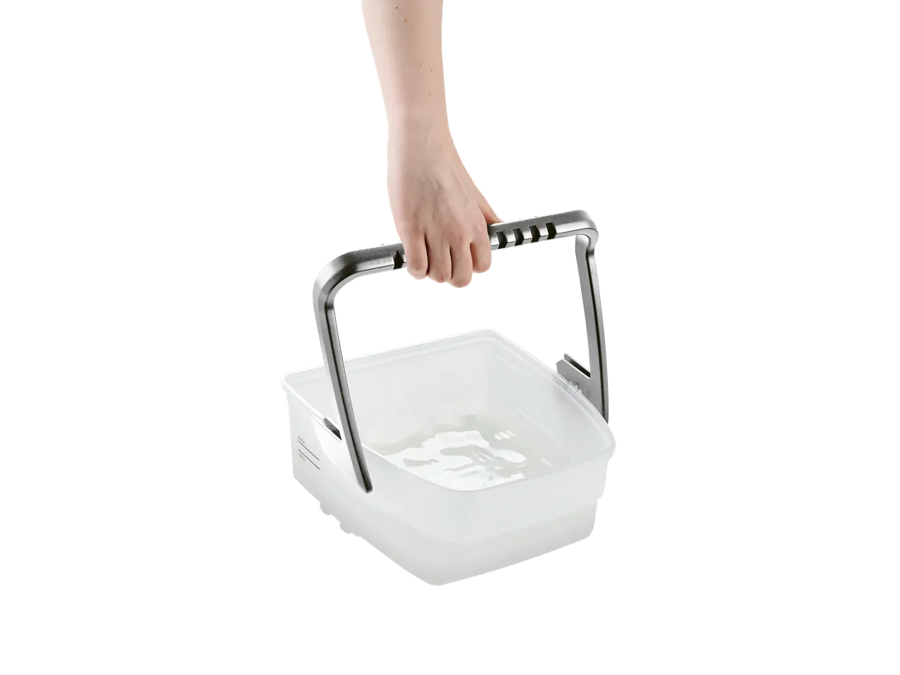Mão segurando um recipiente de aspirador com filtro de água Silvercrest® com água