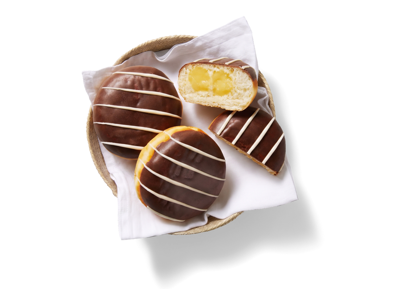Boston cream donuts met chocoladeglazuur en gele roomvulling in een mandje.