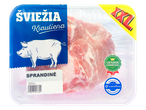 Šviežia kiaulienos sprandinė pakuotėje su užrašu „XXL“ ir „Lietuvos gamintojas“.