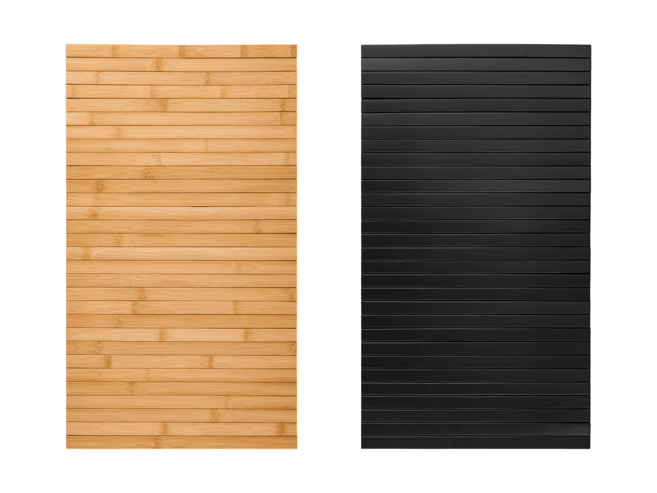 Deux tapis de bain en bambou, un clair et un noir, sur fond noir.