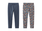 Zwei Leggings, eine einfarbig blau und eine mit Blumenmuster.