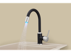 Rubinetto da cucina nero con doccetta estraibile e luce blu, sopra un lavello beige.