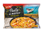 Emballage til paella med skaldyr, der viser en pande med paella og en fiskerbåd i baggrunden.