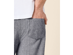 Calças ESMARA MEN com bolso traseiro e T-shirt branca.