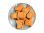 Um prato de nuggets de frango dourados em várias formas.