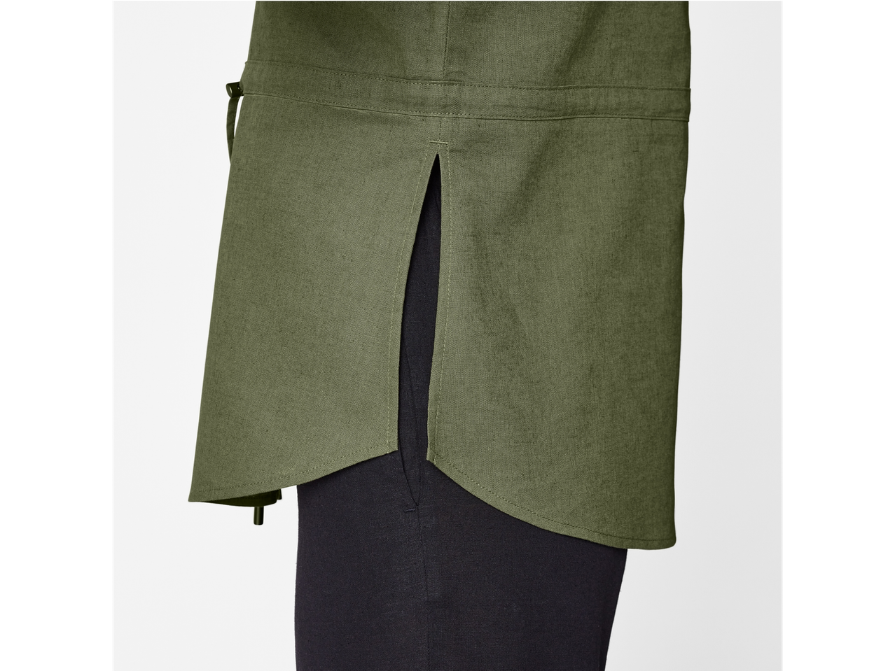 Camisa de linho verde-oliva com fenda central.