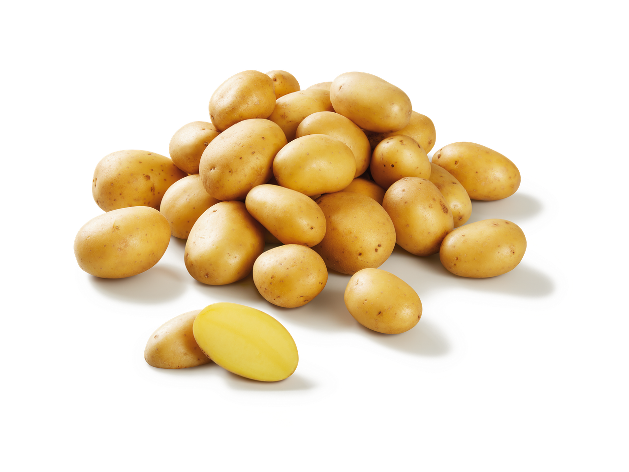 Un tas de pommes de terre jaunes avec une coupée en deux, sur fond noir.