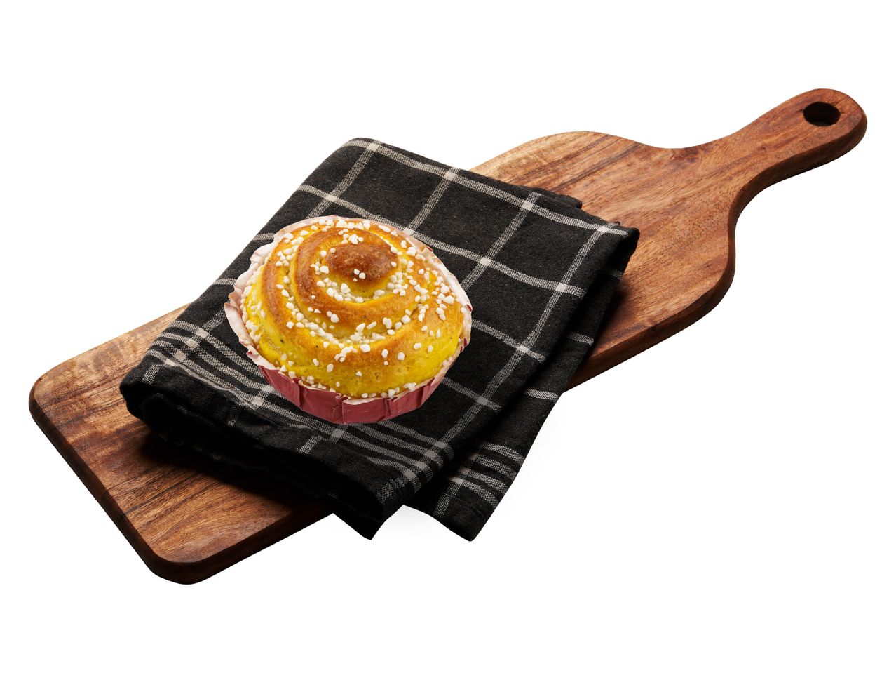 Kanelbulle på träbräda med handduk.