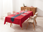 LIVARNO home galdautu komplekts ar sarkanu galdautu un tumši zilu galda celiņu uz ēdamgalda.
