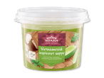 Vietnamesisk inspireret suppe med kylling, kastanjer, limepuré og korianderblade i en beholder.