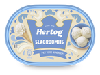 Een ovaalvormige verpakking van roomijs met een ijshoorntje, een kommetje ijs en slagroom.