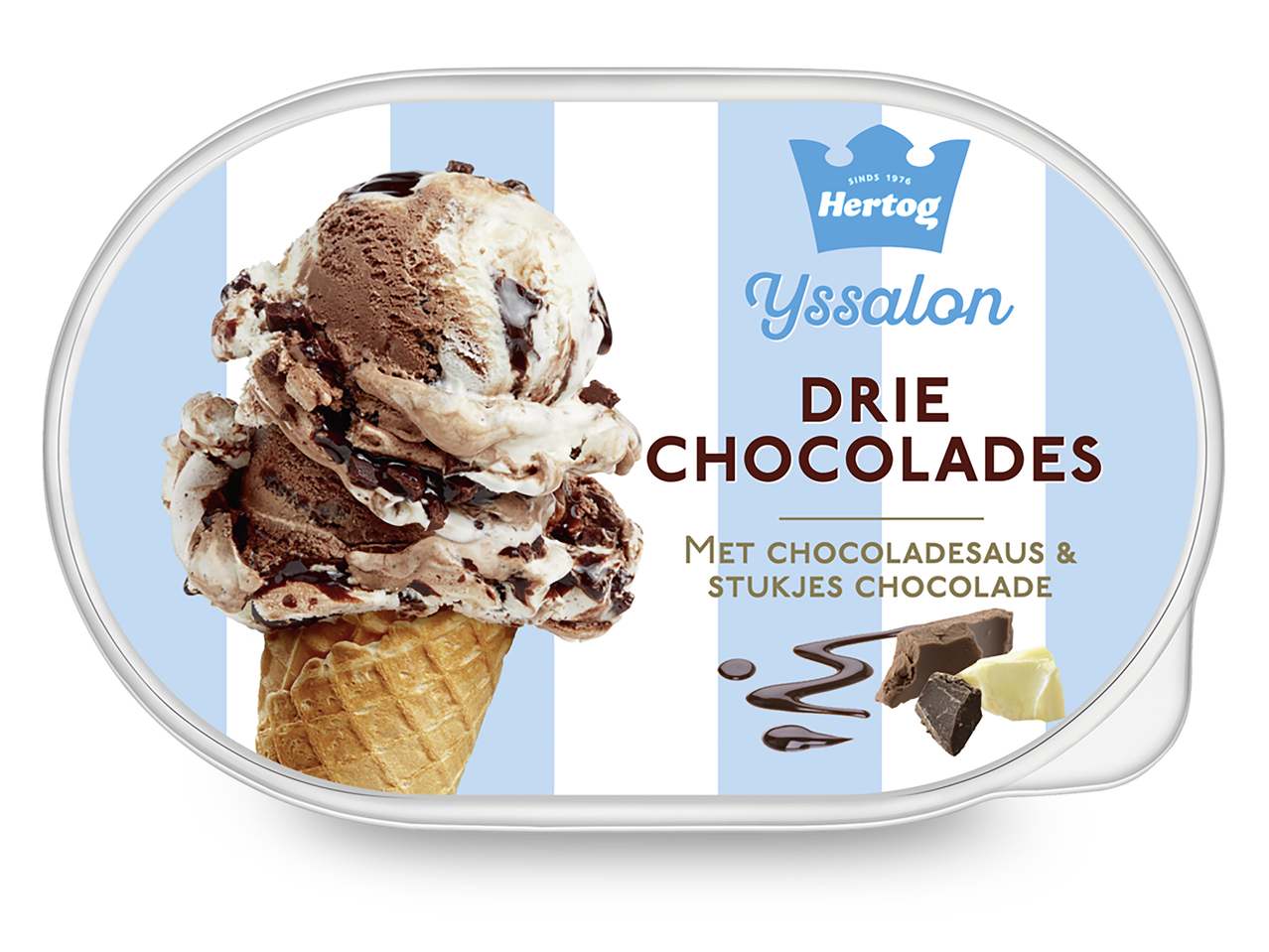 Een ijshoorntje met drie soorten chocolade-ijs, chocoladesaus en stukjes chocolade.