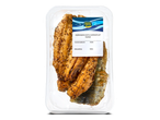 Verpakking met warmgerookte haringfilet met peper, inclusief productinformatie.