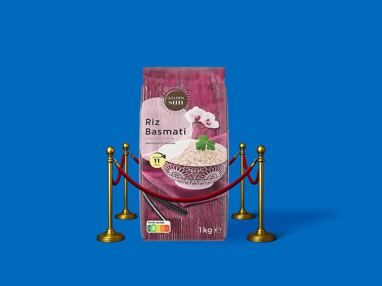 Un sac de riz basmati Golden Sun derrière des poteaux de velours rouges.