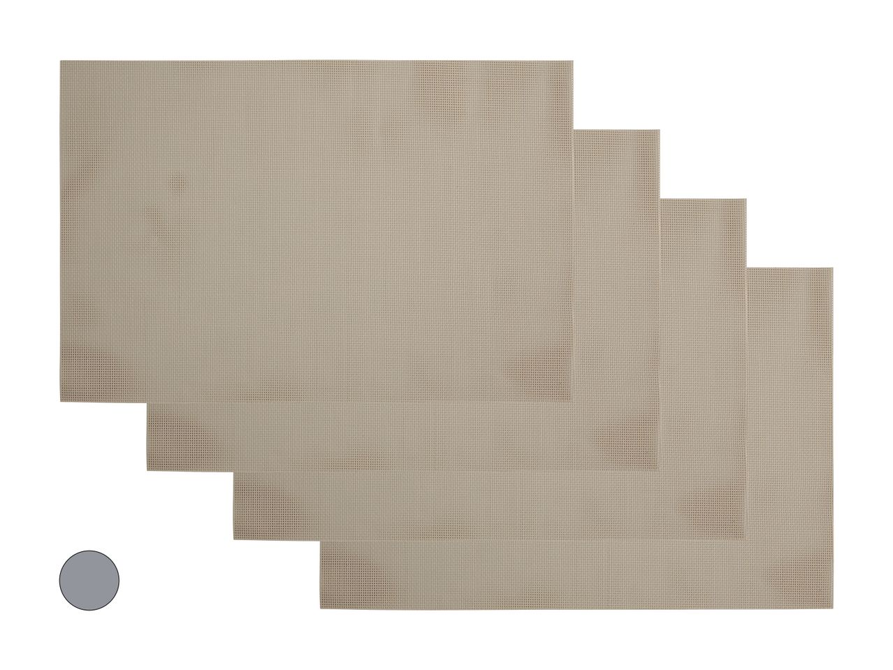 Ensemble de cinq sets de table beige en osier tressé.