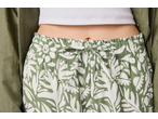 Pantaloni de damă ESMARA cu model floral verde și alb și top alb