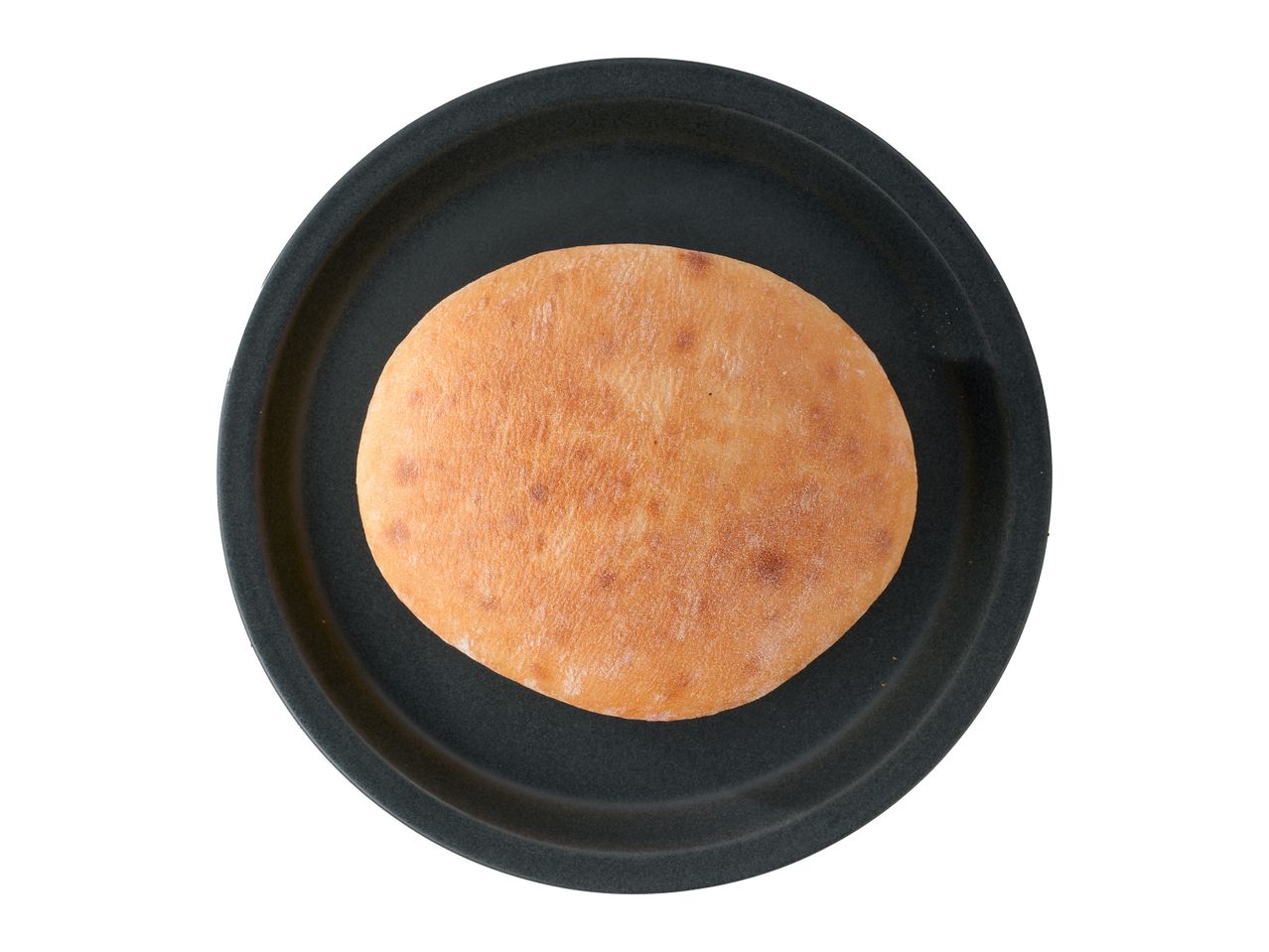 Pâine plată pe o farfurie neagră.