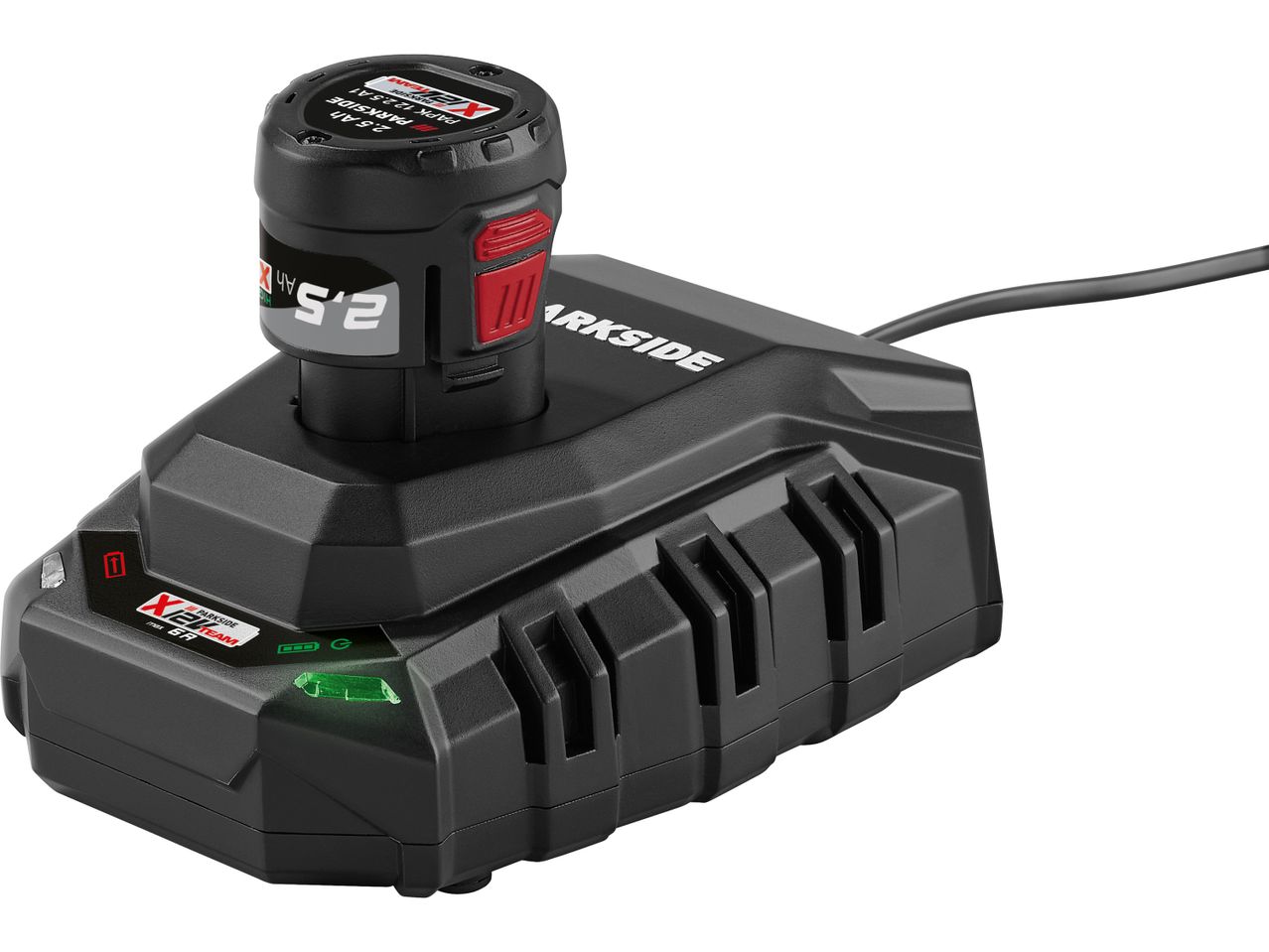 Caricabatterie nero con una batteria da 2,5 Ah inserita, con indicatori di carica verdi accesi.