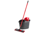 Комплект за почистване с червен моп и сива кофа с цедка.