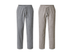 Zwei Freizeithosen in Grau und Beige mit Kordelzug.