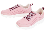 Une paire de baskets roses pour enfants avec des lacets bordeaux et des semelles blanches.