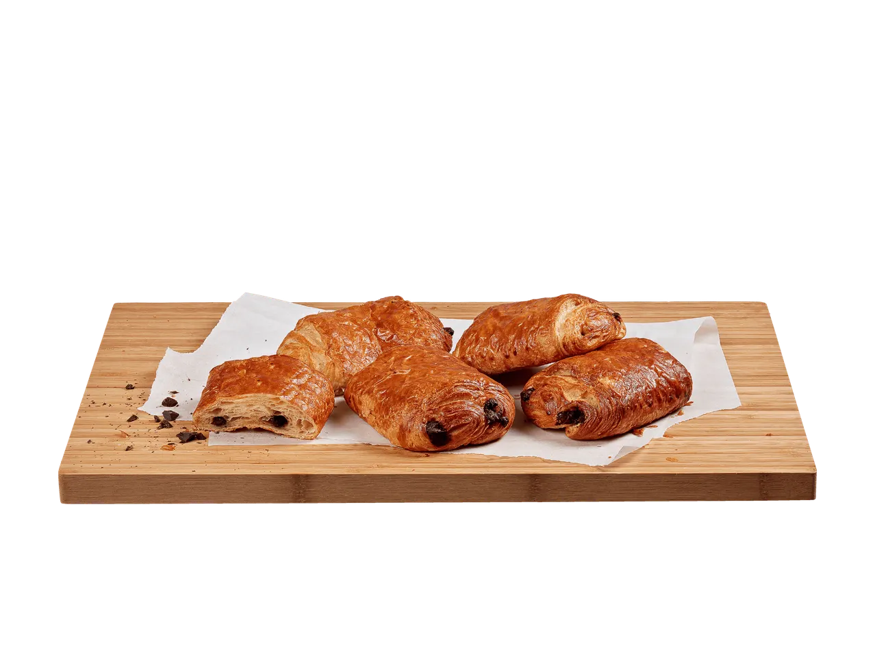 Schokoladencroissants und Croissants auf einem Holzbrett mit Backpapier.