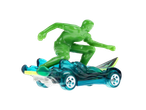 Um brinquedo Hot Wheels de um surfista verde em uma prancha de surf azul-esverdeada.
