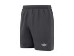 Mørkegrå sportsshorts med elastisk linning og et hvidt logo på venstre ben.