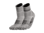 Ein Paar graue Socken mit einem Berglogo auf schwarzem Hintergrund.