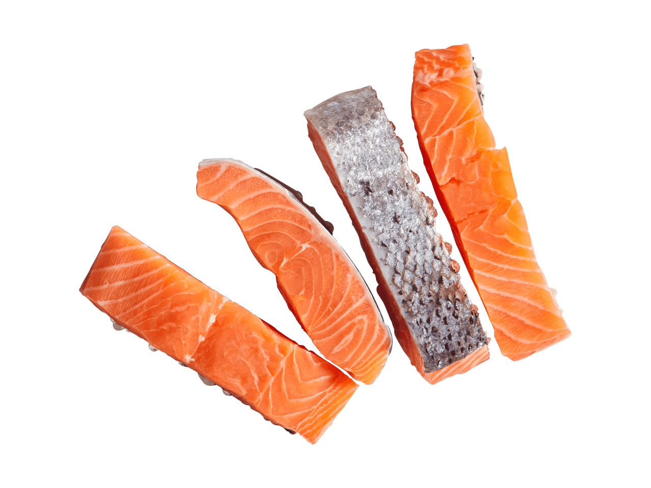 Vier Stücke roher Lachs, zwei mit Haut und zwei ohne, auf schwarzem Hintergrund.