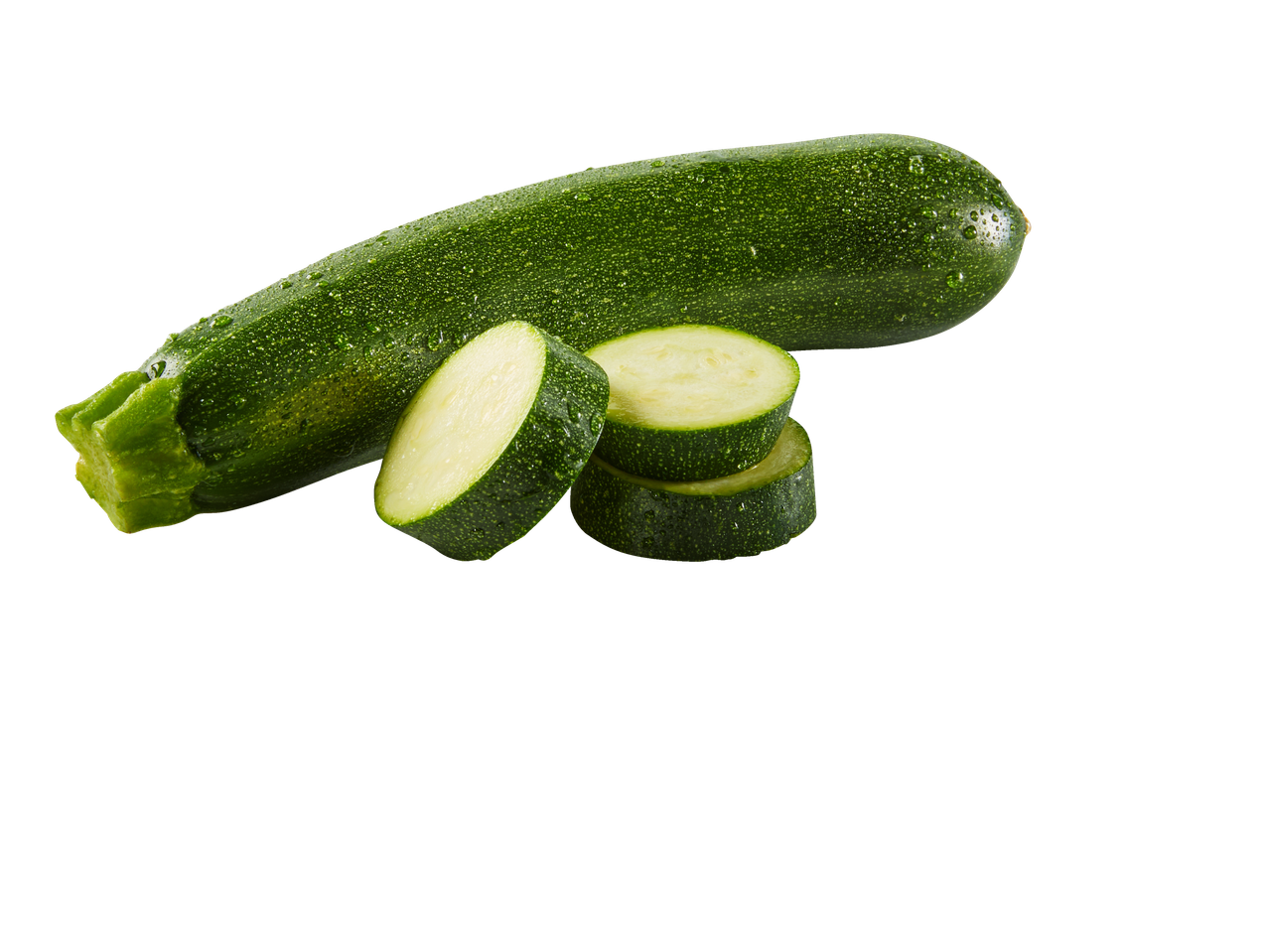 Värsked rohelised suvikõrvitsad, terved ja viilutatud, veepiiskadega.