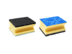 Deux éponges de nettoyage, l'une avec un côté noir et l'autre avec un côté bleu à motifs.