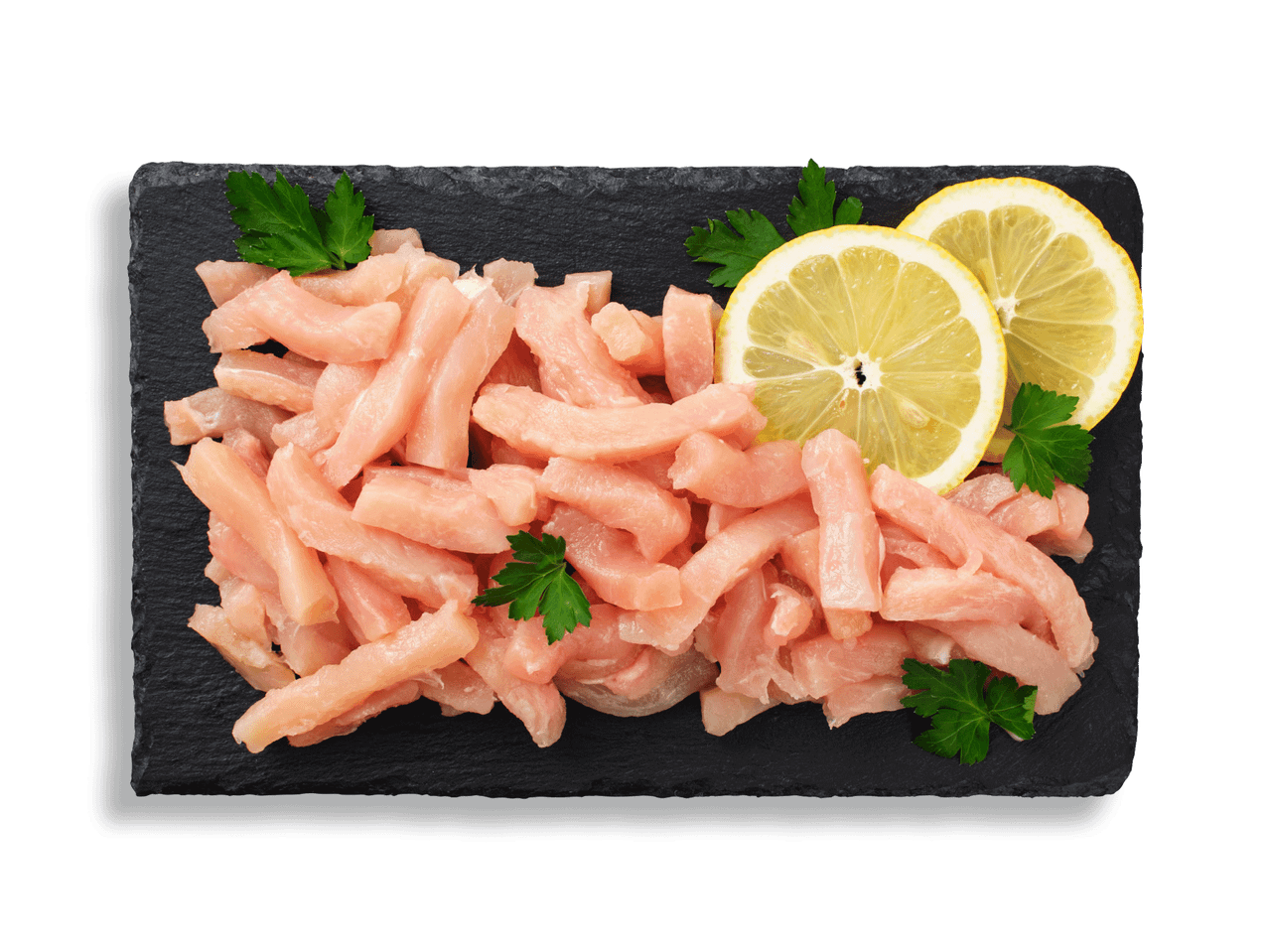 Viilutatud kanafilee sidruni ja peterselliga mustal laual.