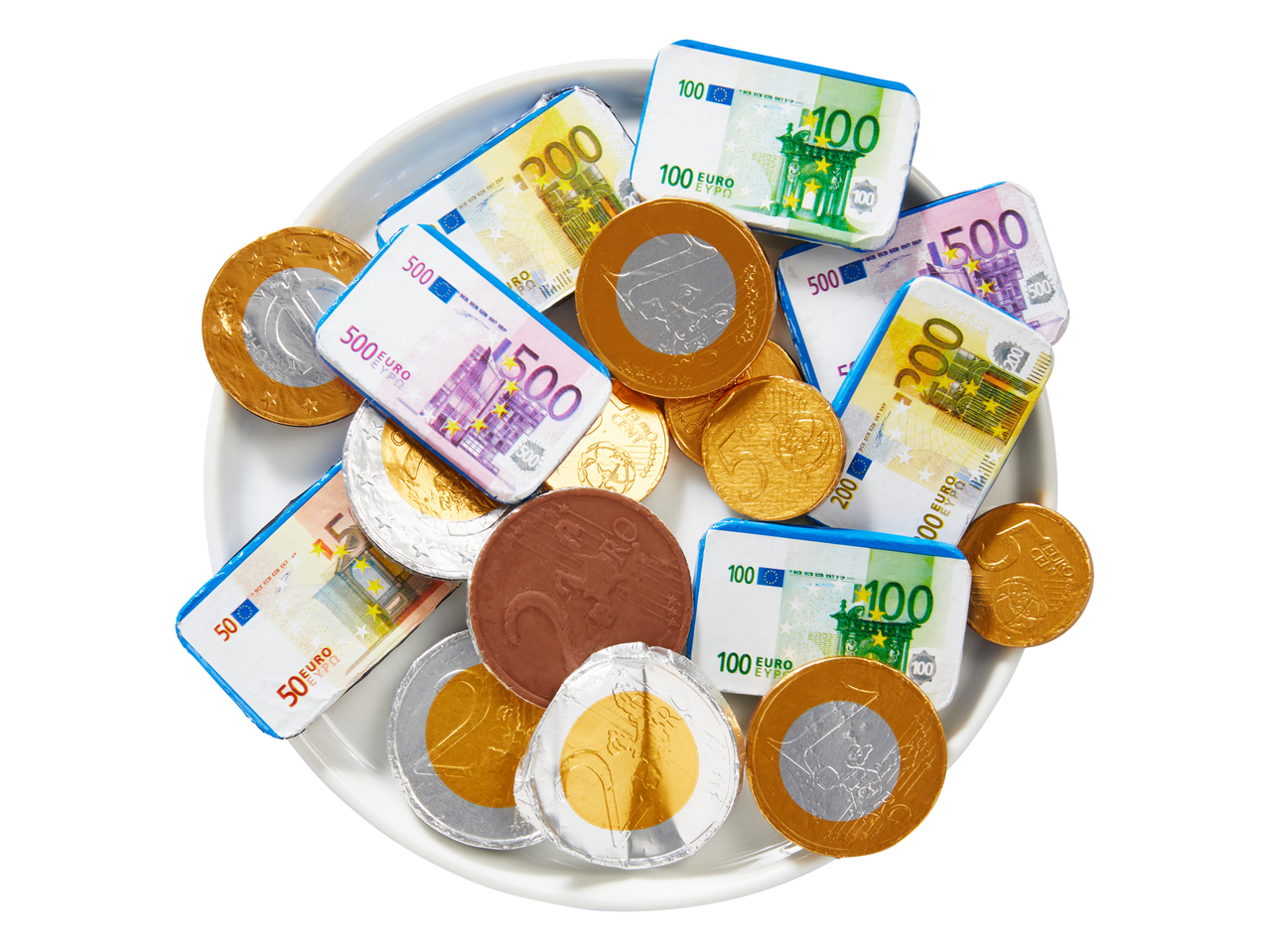 Šokoladinės euro monetos ir banknotai baltame lėkštėje.